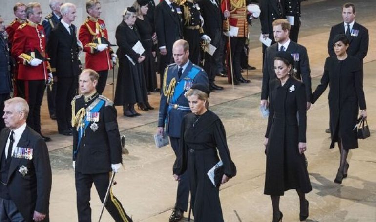 royals-westminster-hall-queen-elizabeth-ii-coffin-4707087 (1)